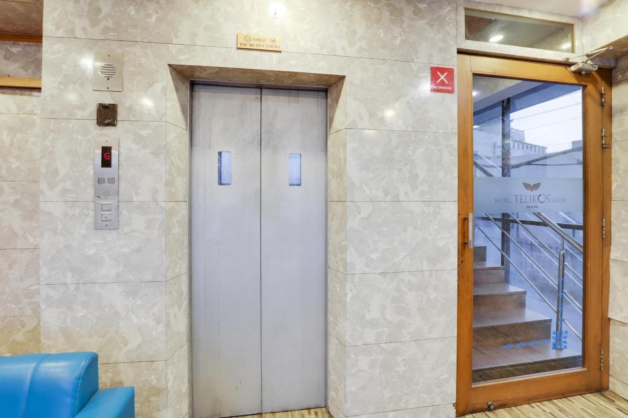 Oyo Hotel Dash Вадодара Екстер'єр фото
